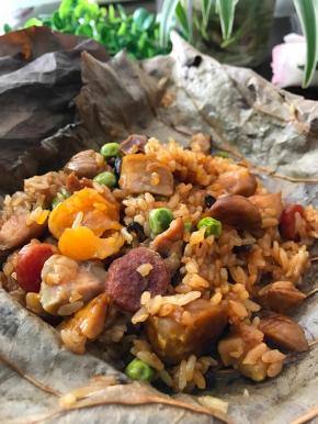 清香扑鼻，鲜味四溢的荷叶糯米鸡。