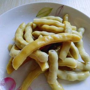 东北豆角，保存方式: 如果买了太多新鲜的豆角，一次又吃不完，但是又容易坏掉怎么办！
可以讲新鲜的豆角去根，去尖，之后焯水，焯水晾凉后装入食品袋，密封好，放入冰箱冷冻室，吃的时候取一袋出来，自然化冻，像新鲜的一样，一点不影响口感。