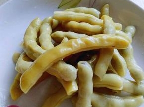 东北豆角，保存方式: 如果买了太多新鲜的豆角，一次又吃不完，但是又容易坏掉怎么办！
可以讲新鲜的豆角去根，去尖，之后焯水，焯水晾凉后装入食品袋，密封好，放入冰箱冷冻室，吃的时候取一袋出来，自然化冻，像新鲜的一样，一点不影响口感。