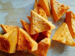 将南瓜去皮，去瓤，洗干净，再切块。