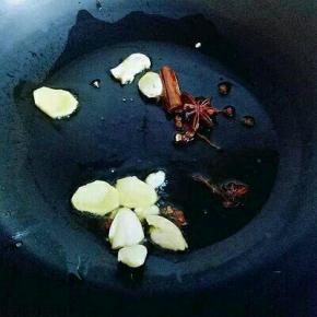 起油锅，加入香料煸炒出香味。
