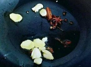 起油锅，加入香料煸炒出香味。