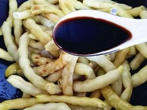 加入豆角，再加入生抽，加入适量清水，大火烧开，转中小火炖10分钟。