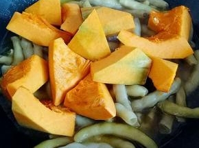 再加入南瓜，炖约10分钟。(不要加太多的水不然做出来的豆角和南瓜会很水，影响口感。)