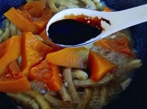 再淋上一点老抽。(可以不淋，东北炖菜口味比较重，可以根据个人喜欢。)