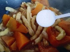 加入盐。(盐的量根据个人口味) 大火收汤即可关火。