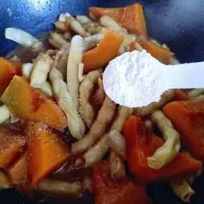 加入鸡粉提鲜，翻炒均匀。(不要太过于用力翻炒，那样豆角容易破，碎)