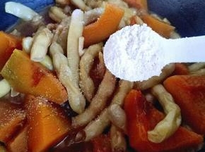 加入鸡粉提鲜，翻炒均匀。(不要太过于用力翻炒，那样豆角容易破，碎)