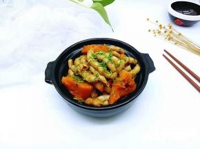 装入砂锅，撒上葱花。