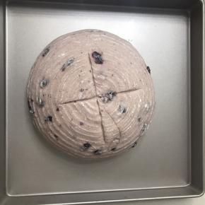 慢慢倒入28 x28 的不粘烤盘里，表面割十字口。