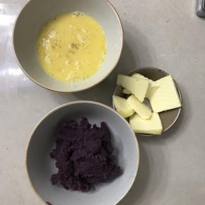 鸡蛋打散，黄油切小块软化，紫薯泥称重