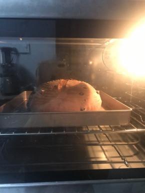 送入提前预热好的烤箱中下层上火200 度下火180 度35 分钟，25 分钟后加盖锡纸。