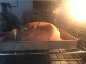 送入提前预热好的烤箱中下层上火200 度下火180 度35 分钟，25 分钟后加盖锡纸。
