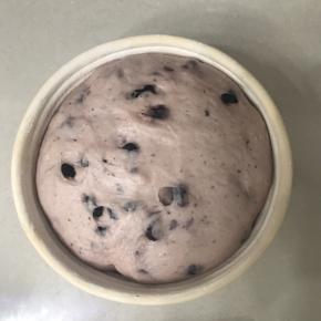 送入简易发酵箱，里面放上一碗热水保湿，温度调节在37 度进行二发，发酵一倍大。