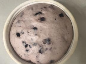 送入简易发酵箱，里面放上一碗热水保湿，温度调节在37 度进行二发，发酵一倍大。