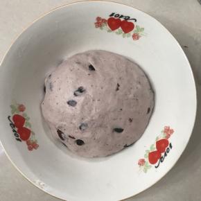 拿出来用手把葡萄干和蔓越梅干揉进面团，整型放入碗中