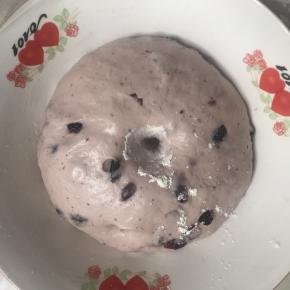 用手指沾面粉戳洞洞口不回缩不塌陷为好