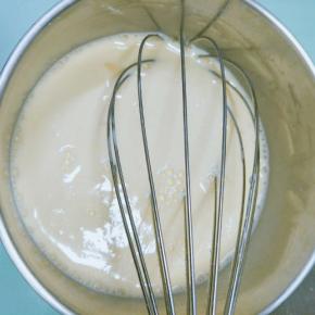 依次加入牛奶，淡奶油。混合均匀