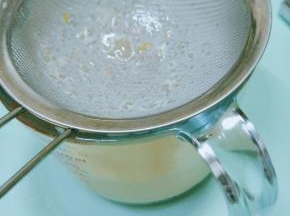 混合液体过筛2次。