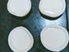 提前解冻蛋挞皮，倒8分满哦
