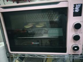 放进已经预热190度烤箱，烤20-25分钟。