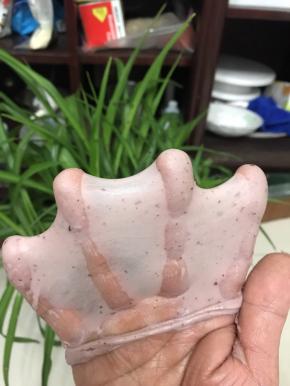 把配方里的所有食材放入厨师机桶里除黄油外，揉至能拉出厚膜，加入软化的黄油，揉至扩展阶段，我一不小心达到了扩展阶段了。