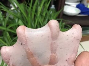 把配方里的所有食材放入厨师机桶里除黄油外，揉至能拉出厚膜，加入软化的黄油，揉至扩展阶段，我一不小心达到了扩展阶段了。