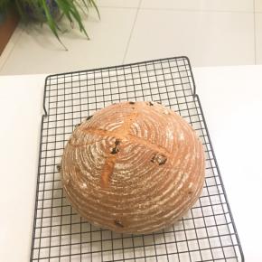 出炉后稍凉后移至烤网上放凉密封保存