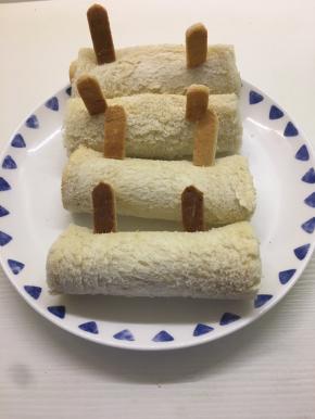 剪好的耳朵插在固定吐司的意大利面上