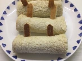 剪好的耳朵插在固定吐司的意大利面上