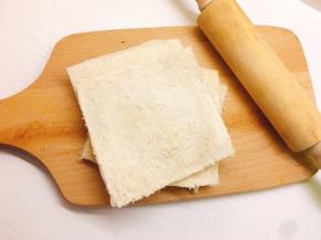 用擀面杖均匀的擀平