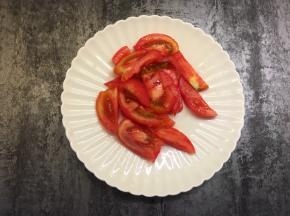 将去皮的西红柿切小块