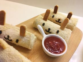 取一点番茄酱将表情沾在吐司合适位置上