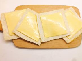 铺上一块芝士片