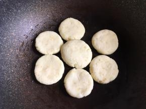 锅中抹上少许油，放入土豆饼，煎好一面后翻面再继续煎，将土豆饼煎至两面金黄即可。