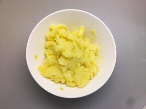 土豆上锅蒸熟，压成泥
