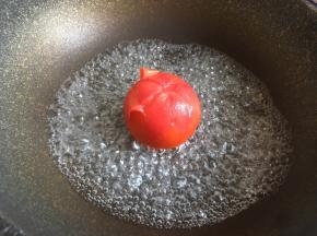 西红柿用刀划十字，放入开水中烫一下