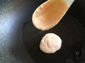 锅中抹上少许油（也可以不放），用勺子舀一勺从高一点的地方往下滴，很容易摊成圆形