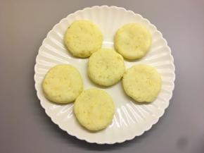 然后用手压扁，成一个小饼。