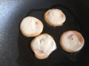 小火慢煎，表面出现气泡，底部凝固可以翻面，两面煎熟即可