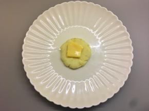 将芝士块放在土豆饼中间