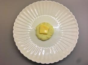 将芝士块放在土豆饼中间