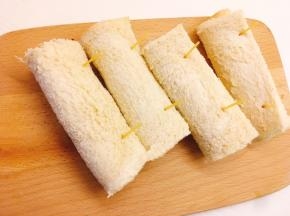 从上往下卷起，用意大利面固定，意大利面稍微折的长一点，要固定兔子耳朵