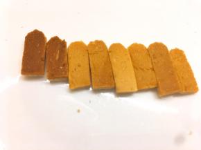 用剩下的吐司边剪出小耳朵造型