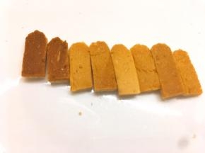 用剩下的吐司边剪出小耳朵造型