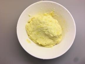 将土豆揉捏成团