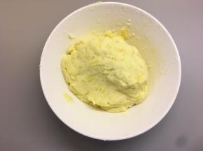 将土豆揉捏成团