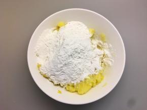 土豆泥中加入适量糯米粉