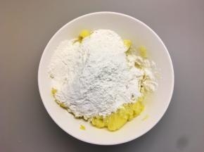 土豆泥中加入适量糯米粉