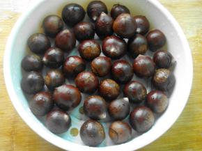 栗子洗净等晾干或擦干